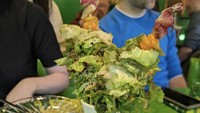 Ada-ada saja! Restoran ini pilih sajikan salad dengan total 6 topping dalam 1 vas bunga. Alhasil bahan-bahannya jadi seperti berjejalan. Foto: BuzzFeed