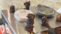 Niatnya sih restoran ingin menyajikan chicken drumsticks dalam cara sekreatif mungkin. Digantung seperti ini, tapi kok tampilannya gosong dan tak menarik selera ya? Foto: BuzzFeed