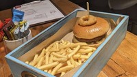 Bukan piring, mangkuk, atau wadah saji biasa, restoran ini menyajikan burger dan kentang goreng dalam wadah kayu! Bentuknya persis seperti laci lemari. Foto: BuzzFeed