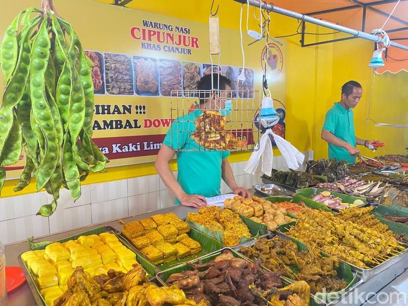 10 Warung Sunda Prasmanan dengan Sambal Dadak yang Nampol