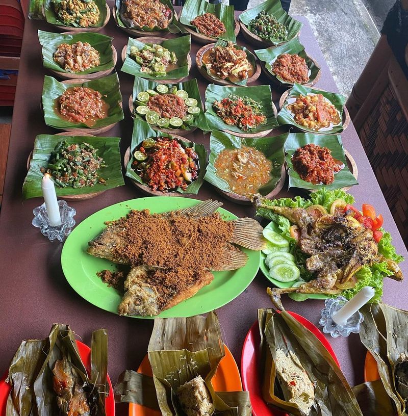 10 Warung Sunda Prasmanan dengan Sambal Dadak yang Nampol