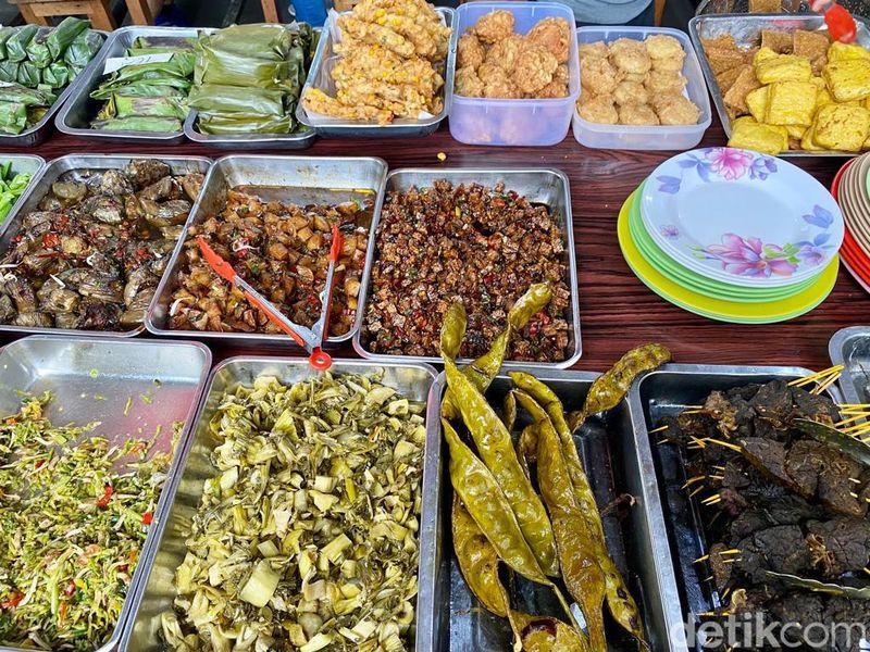 10 Warung Sunda Prasmanan dengan Sambal Dadak yang Nampol