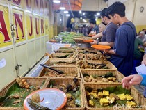 Video: Di Warung Sunda Ini Bisa Makan Sayur Asem Gratis Seumur Hidup!