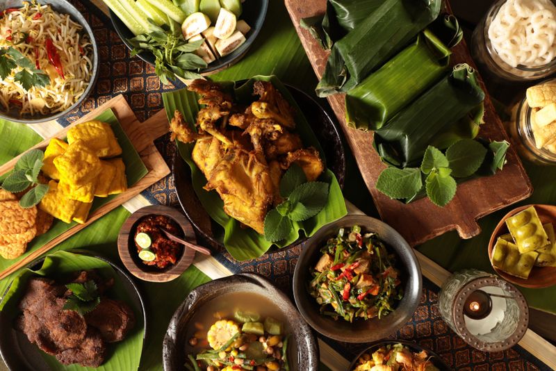 10 Warung Sunda Prasmanan dengan Sambal Dadak yang Nampol