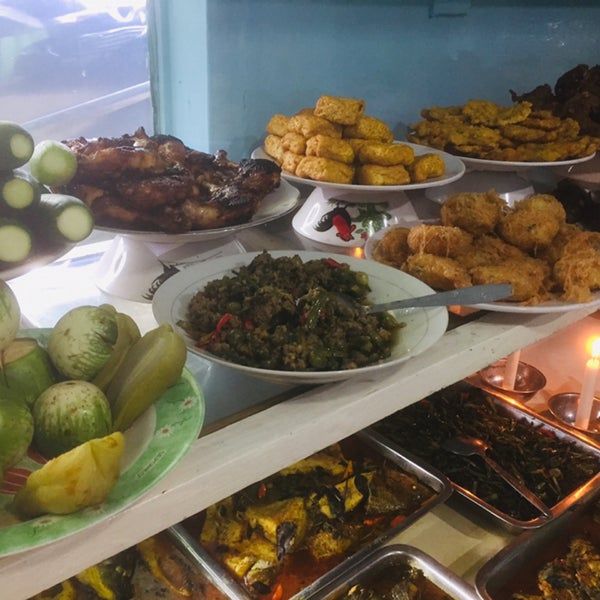 10 Warung Sunda Prasmanan dengan Sambal Dadak yang Nampol