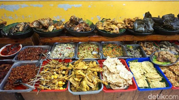 10 Warung Sunda Prasmanan dengan Sambal Dadak yang Nampol