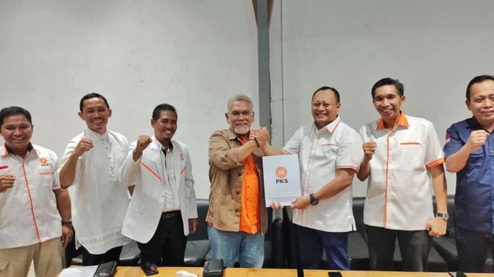 Ady Ansar (ketiga kanan) saat menerima surat rekomendasi dukungan dari Ketua DPW PKS Sulsel Amri Arsyid di Mama Cafe, Jalan Bau Bangga, Kota Makassar.