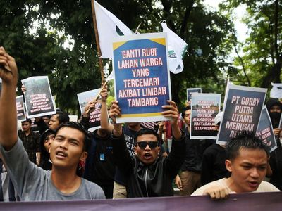 Aksi Tuntut KLHK Investigasi Kerusakan Lingkungan di Musi Rawas Utara