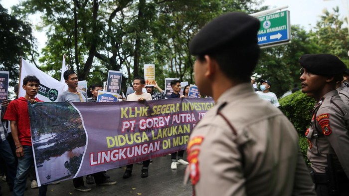 Sejumlah mahasiswa asal sumatera selatan menggelar aksi unjuk rasa di depan kantor Kementerian Lingkungan Hidup dan Kehutanan, Jakarta, Jumat (14/6/2024). Dalam tuntutannya mereka meminta KLHK untuk melakukan investigasi pada tambang yang dikelola PT Gorby Putra Utama di Musi Rawas Utara yang diduga telah melakukan pengrusakan dan pencemaran lingkungan.