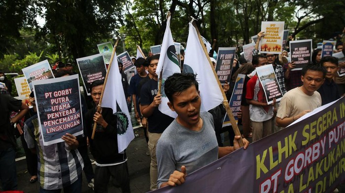 Sejumlah mahasiswa asal sumatera selatan menggelar aksi unjuk rasa di depan kantor Kementerian Lingkungan Hidup dan Kehutanan, Jakarta, Jumat (14/6/2024). Dalam tuntutannya mereka meminta KLHK untuk melakukan investigasi pada tambang yang dikelola PT Gorby Putra Utama di Musi Rawas Utara yang diduga telah melakukan pengrusakan dan pencemaran lingkungan.