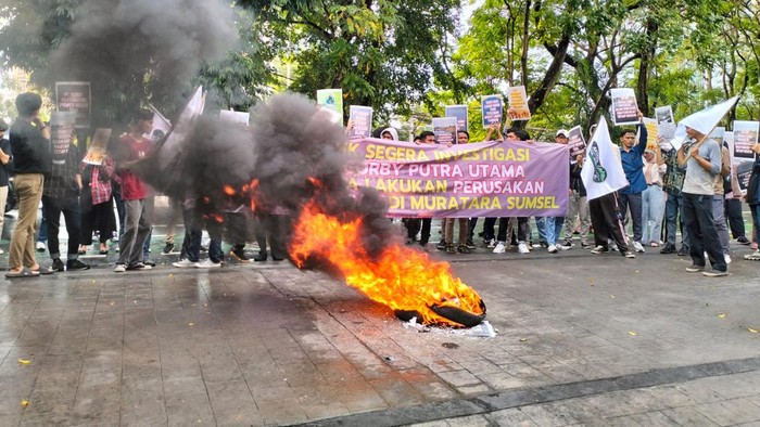 Demonstran Perjuangkan Kelestarian Alam dengan Protes Tambang Batubara di Musi Rawas Utara