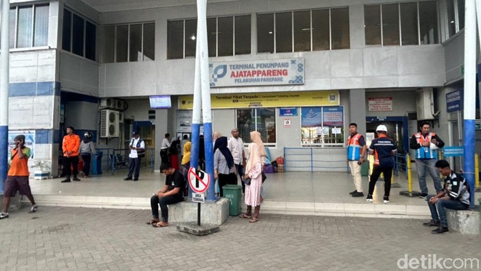Aktivitas di Pelabuhan Nusantara Parepare.