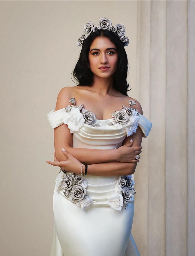 Makeup bernuansa pink romantis mempercantik wajah pengusaha muda berusia 28 tahun ini.  Foto: Instagram/@rheakapoor @loveleen_makeupandhair @tamararalph