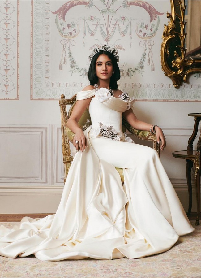 Gaun beraksen lipit dan drapery di bagian dada memeluk sempurna tubuh Radhika Merchant. Penampilannya makin anggun  dengan hiasan kepala bentuk mawar sebagai pelengkap busana. Foto: Instagram/@rheakapoor @loveleen_makeupandhair @tamararalph