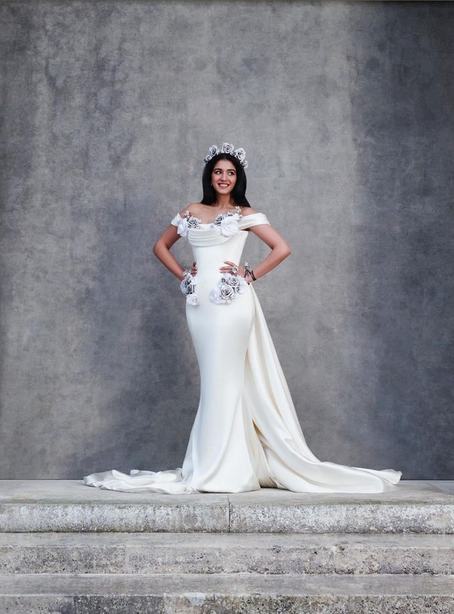 Dalam salah satu momen pesta, Radhika Merchant tampil bak dewi mengenakan gaun ivory berpotongan mermaid dengan train panjang. Gaun cantik berhias bunga mawar silver itu merupakan karya desainer Tamara Ralph. Foto: Instagram/@rheakapoor @loveleen_makeupandhair @tamararalph