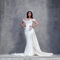 Dalam salah satu momen pesta, Radhika Merchant tampil bak dewi mengenakan gaun ivory berpotongan mermaid dengan train panjang. Gaun cantik berhias bunga mawar silver itu merupakan karya desainer Tamara Ralph. Foto: Instagram/@rheakapoor @loveleen_makeupandhair @tamararalph