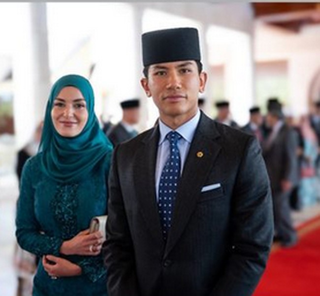 Setelah resmi menjadi istri dari Pangeran Mateen, Anisha kerap menemani sang suami di berbagai pertemuan bilateral kerajaan. Seperti pada Akhir Januari, Anisha menemani sang suami menyambut lawatan Presiden Singapura Tharman Shanmugaratnam. Anisha tampil berbalut baju kurung warna hijau, lengkap dengan hijab warna senada. Foto: dok. Instagram @tmski