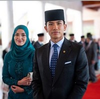 Setelah resmi menjadi istri dari Pangeran Mateen, Anisha kerap menemani sang suami di berbagai pertemuan bilateral kerajaan. Seperti pada Akhir Januari, Anisha menemani sang suami menyambut lawatan Presiden Singapura Tharman Shanmugaratnam. Anisha tampil berbalut baju kurung warna hijau, lengkap dengan hijab warna senada. Foto: dok. Instagram @tmski