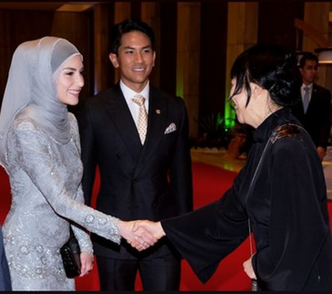 Pada foto lainnya, wanita 29 tahun itu terlihat anggun dengan long dress silver dan hijab pashmina yang senada. Penampilan hijab mewahnya itu ditambahkan dengan tas clutch hitam. Foto: dok. Instagram @tmski