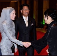 Pada foto lainnya, wanita 29 tahun itu terlihat anggun dengan long dress silver dan hijab pashmina yang senada. Penampilan hijab mewahnya itu ditambahkan dengan tas clutch hitam. Foto: dok. Instagram @tmski