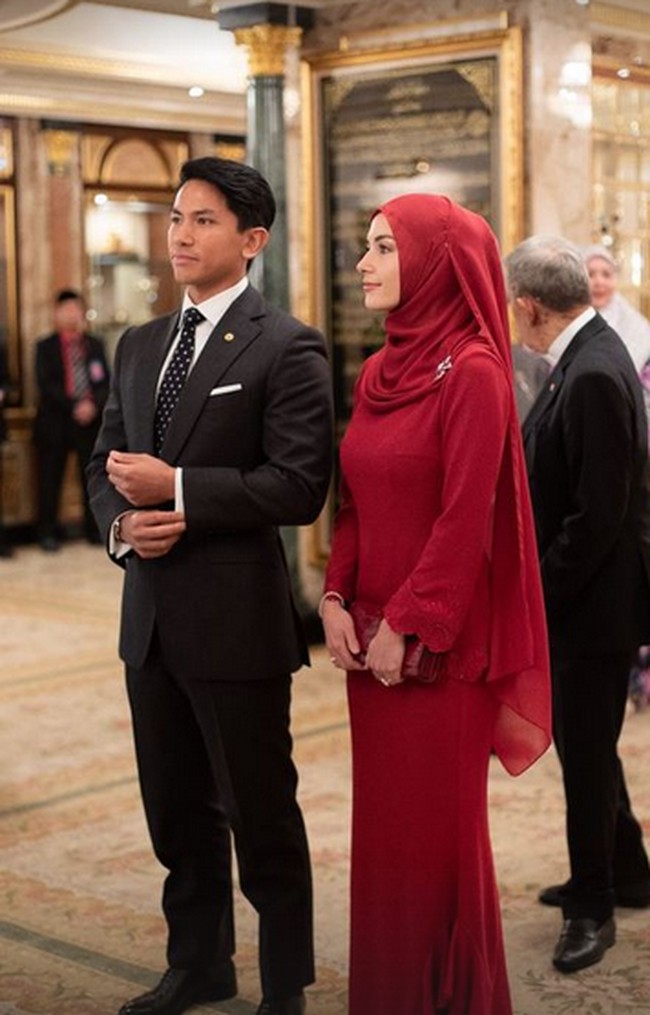 Wanita kelahiran London, Inggris, sering kali menunjukkan gaya busana berhijab simple, memperlihatkan keanggunan dan kesopanan dalam setiap kesempatan resmi. Penampilan terbarunya, Anisha tampil dengan baju kurung warna merah maroon dan hijab senada. Foto: dok. Instagram @tmski