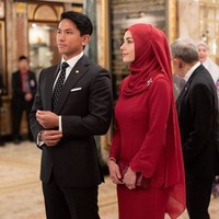 Wanita kelahiran London, Inggris, sering kali menunjukkan gaya busana berhijab simple, memperlihatkan keanggunan dan kesopanan dalam setiap kesempatan resmi. Penampilan terbarunya, Anisha tampil dengan baju kurung warna merah maroon dan hijab senada. Foto: dok. Instagram @tmski