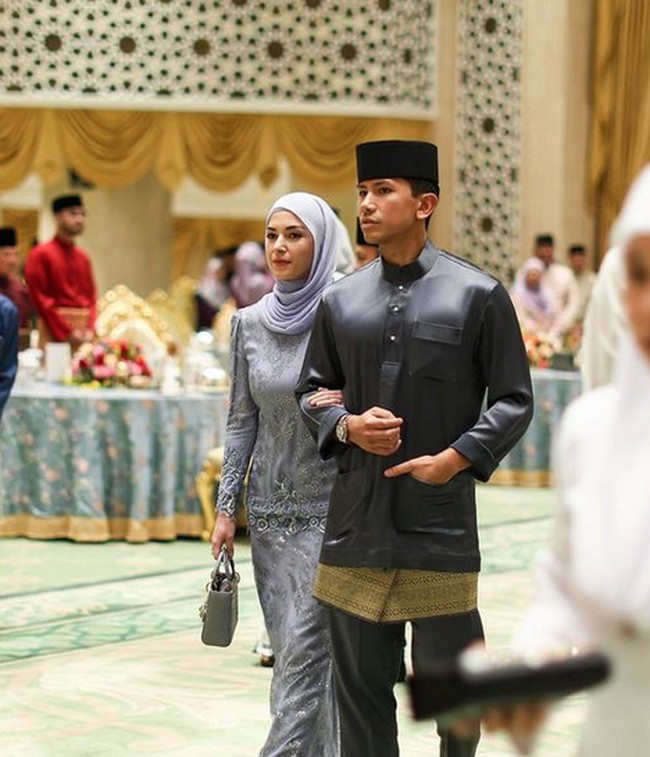 Dalam momen Idul Fitri, pasangan tersebut pun terlihat serasi. Anisha tampil dengan baju kurung abu-abu tua dengan gaya hijab pashmina andalannya. Dia menenteng tas Lady Dior yang senada dengan busananya. Foto: dok. Instagram @tmski