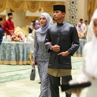 Dalam momen Idul Fitri, pasangan tersebut pun terlihat serasi. Anisha tampil dengan baju kurung abu-abu tua dengan gaya hijab pashmina andalannya. Dia menenteng tas Lady Dior yang senada dengan busananya. Foto: dok. Instagram @tmski