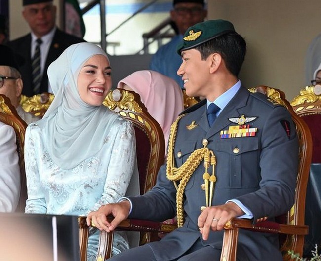 Di kesempatan lain, dalam perayaan Hari Jadi Brunei Darussalam ke-40, Anisha tampil bersahaja dengan baju kurung biru muda. Hijab warna senada memberikan keanggunan dalam penampilannya. Foto: dok. Instagram @tmski