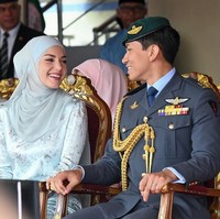Di kesempatan lain, dalam perayaan Hari Jadi Brunei Darussalam ke-40, Anisha tampil bersahaja dengan baju kurung biru muda. Hijab warna senada memberikan keanggunan dalam penampilannya. Foto: dok. Instagram @tmski