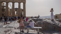 Beberapa wilayah Yunani melaporkan kenaikan suhu hingga 43 derajat Celcius. Pemerintah Yunani pun menutup sejumlah tempat wisata dan sekolah di Athena. (AP Photo/Petros Giannakouris)
