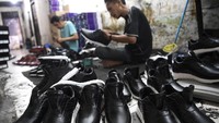 Menurut perajin, penjualan sepatu kulit sapi yang dijual sekitar Rp140 ribu hingga Rp250 ribu  itu tengah lesu.  