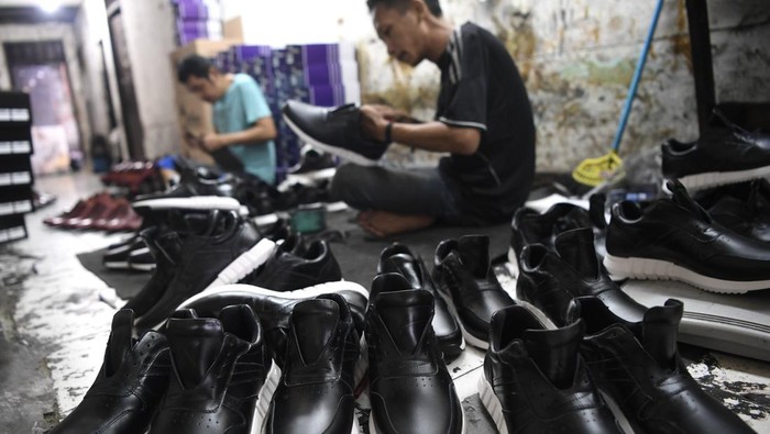 Asa Perajin Sepatu Kulit di Tengah Lesunya Daya Beli Perajin menyelesaikan pembuatan sepatu kulit di bengkel kerja pembuatan sepatu milik Ardian di Perkampungan Industri Kecil (PIK) Penggilingan, Cakung, Jakarta Timur, Jumat (14/6/2024). Menurut perajin, penjualan sepatu kulit sapi yang dijual sekitar Rp140 ribu hingga Rp250 ribu lesu imbas menurunnya daya beli masyarakat. ANTARA FOTO/M Risyal Hidayat/rwa.