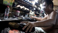 Perajin menyelesaikan pembuatan sepatu kulit di bengkel kerja pembuatan sepatu milik Ardian di Perkampungan Industri Kecil (PIK) Penggilingan, Cakung, Jakarta Timur, Jumat (14/6/2024).