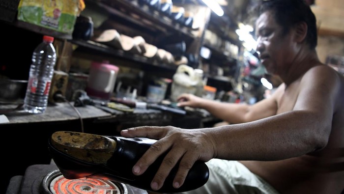 Perajin menyelesaikan pembuatan sepatu kulit di bengkel kerja pembuatan sepatu milik Ardian di Perkampungan Industri Kecil (PIK) Penggilingan, Cakung, Jakarta Timur, Jumat (14/6/2024). Menurut perajin, penjualan sepatu kulit sapi yang dijual sekitar Rp140 ribu hingga Rp250 ribu lesu imbas menurunnya daya beli masyarakat. ANTARA FOTO/M Risyal Hidayat/rwa.