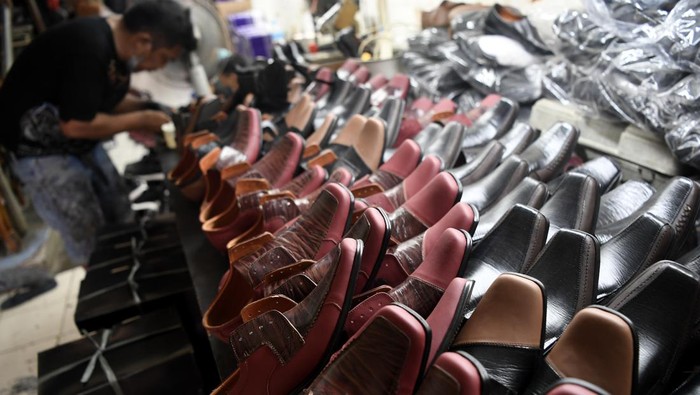Asa Perajin Sepatu Kulit di Tengah Lesunya Daya Beli Perajin menyelesaikan pembuatan sepatu kulit di bengkel kerja pembuatan sepatu milik Ardian di Perkampungan Industri Kecil (PIK) Penggilingan, Cakung, Jakarta Timur, Jumat (14/6/2024). Menurut perajin, penjualan sepatu kulit sapi yang dijual sekitar Rp140 ribu hingga Rp250 ribu lesu imbas menurunnya daya beli masyarakat. ANTARA FOTO/M Risyal Hidayat/rwa.