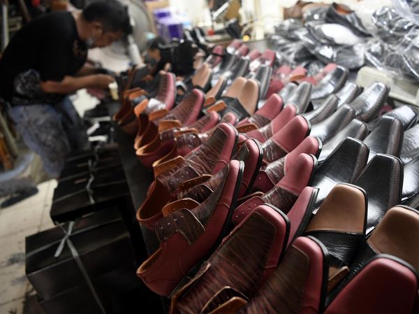 Asa Perajin Sepatu Kulit di Tengah Lesunya Daya Beli