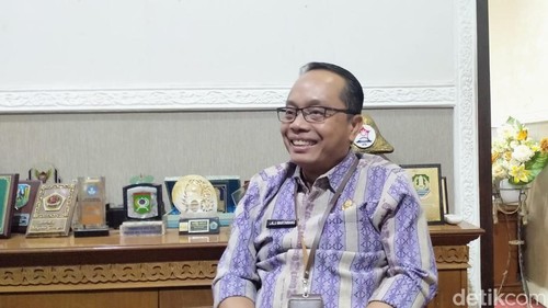 Asisten I Setda Kota Mataram Lalu Martawang saat diwawancarai di kantornya, Jumat (14/6/2024).