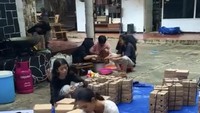 Semua tahapan dibantu langsung oleh tangan seorang Aurelie Moremans. Termasuk mengemas makanan beralaskan terpal di tengah lapangan. Foto: Instagram/aurelie