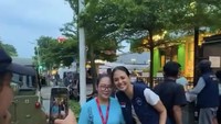 Saat berbagi makanan gratis dirinya juga tak pernah sombong. Penggemarnya yang tak sengaja bertemu boleh menyempatkan berfoto bersama setelah mengambil makanan yang telah disediakan. Foto: Instagram/aurelie