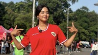 Aurelie Moremans ikut merayakan kemeriahan laga sepak bola antara Indonesia-Filipina. Ia menonton langsung pertandingan tersebut di Stadion Utama Gelora Bung Karno, Jakarta. Foto: Instagram/aurelie