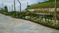 Lokasi marka berada di ujung kiri dari satu jalan yang memiliki enam lajur. Selain itu di ujung kiri lajur tersebut, disediakan tempat pula bagi bus listrik untuk bisa memutari Sumbu Kebanggaan Sisi Barat. Hal ini mengingat semua jenis kendaraan di IKN diproyeksikan berjenis kendaraan listrik.