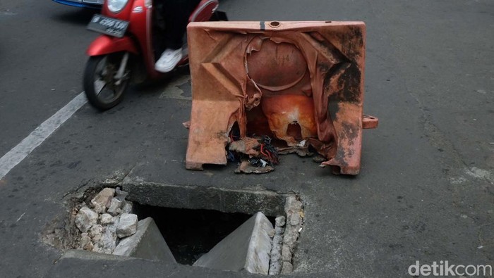 Penutup gorong-gorong di Lebak Bulus, Jakarta, rusak. Alhasil, pengendara mesti berhati-hati melintas.