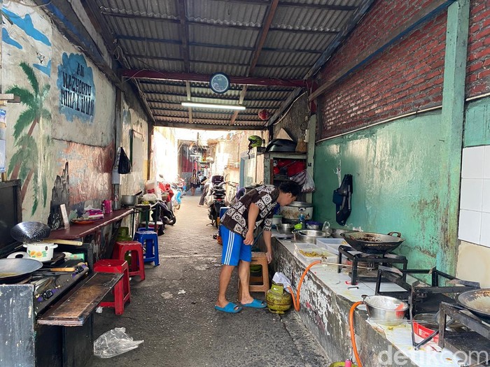 Ayam dan Bebek Goreng Bumbu Bali Sedap di Warung dalam Gang Ayam dan Bebek Goreng Bumbu Bali Sedap di Warung dalam Gang