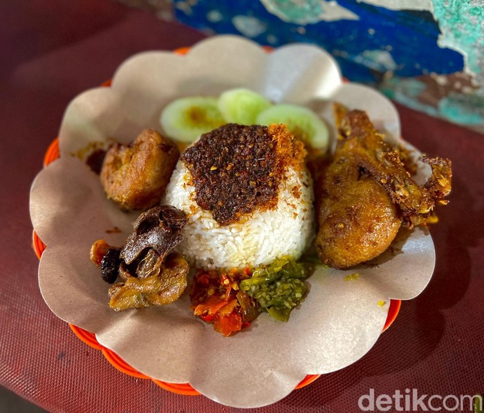 Ayam dan Bebek Goreng Bumbu Bali Sedap di Warung dalam Gang Ayam dan Bebek Goreng Bumbu Bali Sedap di Warung dalam Gang