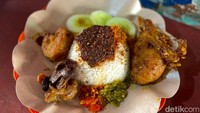 Nasi bebeknya juga tidak boleh dilewatkan. Seporsi nasi bebek dibanderol dengan harga Rp 20.000, dengan ukuran bebek yang hanya ada satu. Foto: Detikcom / Atiqa Rana