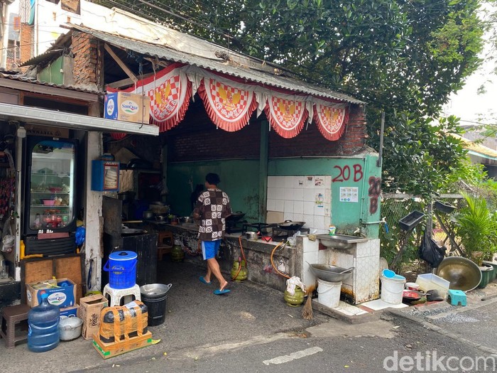 Ayam dan Bebek Goreng Bumbu Bali Sedap di Warung dalam Gang