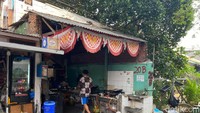 Kalau berada di kawasan Pasar Baru, jangan lupa menjelajahi area Jalan Pintu Air. Di jalanan tersebut ada sebuah warung hidden gem yang lokasinya di dalam gang kecil. Foto: Detikcom / Atiqa Rana