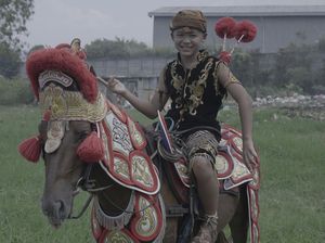 Penyanyi Cilik Azkha Zein Lestarikan Budaya Nusantara Lewat Single Kuda Renggong