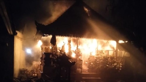 Bangunan bale daja di Banjar Tebesaya, Desa Peliatan, Kecamatan Ubud, Gianyar, Bali, ludes terbakar, Jumat (14/6/2024). (Foto : Dok Polsek Ubud)